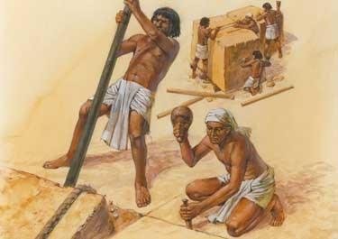 De bouwers Heel vroeger dacht men dat voor de bouw van de piramides slaven gebruikt werden.