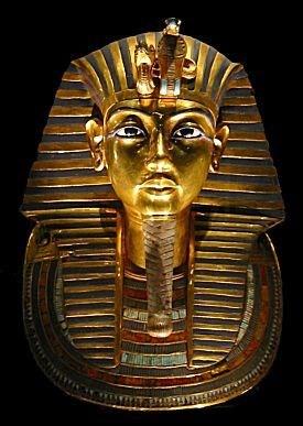 De farao veranderde zo langzaam in een mummie. De mummie werd in linnen doeken gewikkeld.