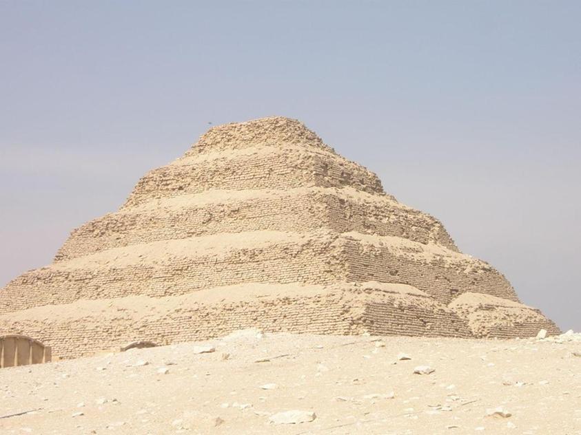 De eerste piramides lijken op vier reausachtige trappen die in een punt samenkomen.