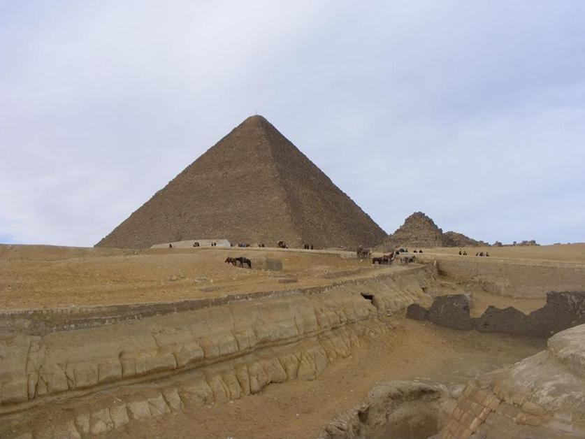 Het lijkt wel hoe belangrijker de farao zich voelt, des te groter zijn graf moet worden.