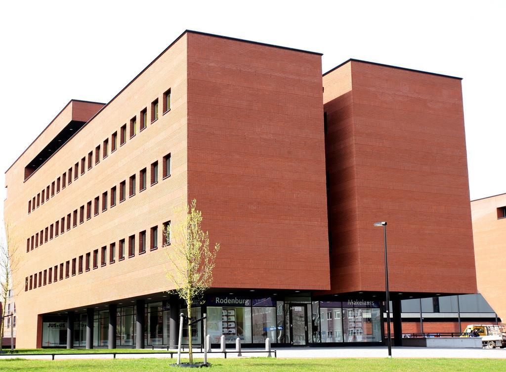 Rodenburg Bedrijfsmakelaars (anno 1930) is één van de grootste makelaarskantoren en marktleider in de regio, met een vestiging in Deventer, Apeldoorn en Zwolle.
