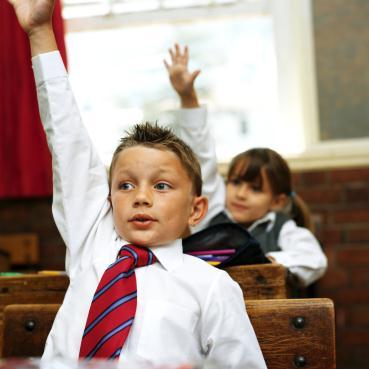 Kom bij me zitten De schoolbanken worden rechtgezet. Leerkrachtenteams zetten zich weer samen om de eerste schooldag in te vullen.