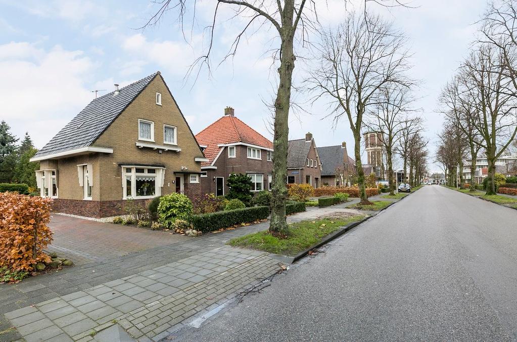 Ligging en indeling Begane grond: Entree, hal met bordes trap, woonkamer voorzien van erker met glas in lood ramen, originele schouw in marmer en en suite schuifdeuren naar de achterkamer welke ook