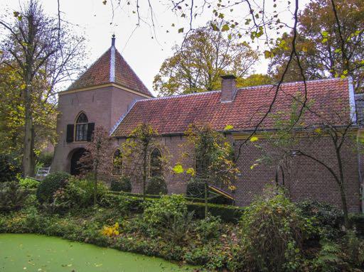 06 KASTEEL HINDERSTEYN ROND 1300 PRIVE EIGENDOM VANAF LANGBROEKERDIJK TUSSEN DE BOMEN DOOR [EXTRA ROUTE] Kasteel Hindersteyn is omstreeks 1300 gesticht en was een leen van de bisschoppen van Utrecht.