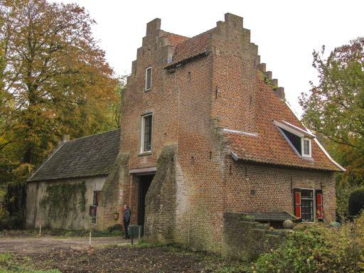 11 KASTEEL RHIJNESTEIN VOOR 1248 PRIVE EIGENDOM ALLEEN VIA WANDELROUTE [EXTRA ROUTE] NIET ZICHTBAAR MET AUTO In de 14 e eeuw is kasteel Rhijnestein eigendom van Jan van Rijnensteine die een zoon was