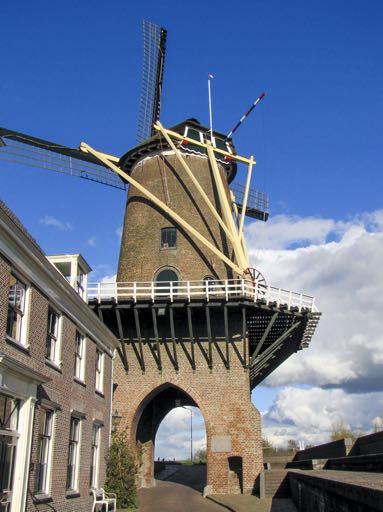 Tot circa 1920 kon je hier vandaan met de trekschuit naar de Oudegracht in Utrecht Wanneer je omhoog naar de molen loopt, loop je eigenlijk over de oude sleephelling.