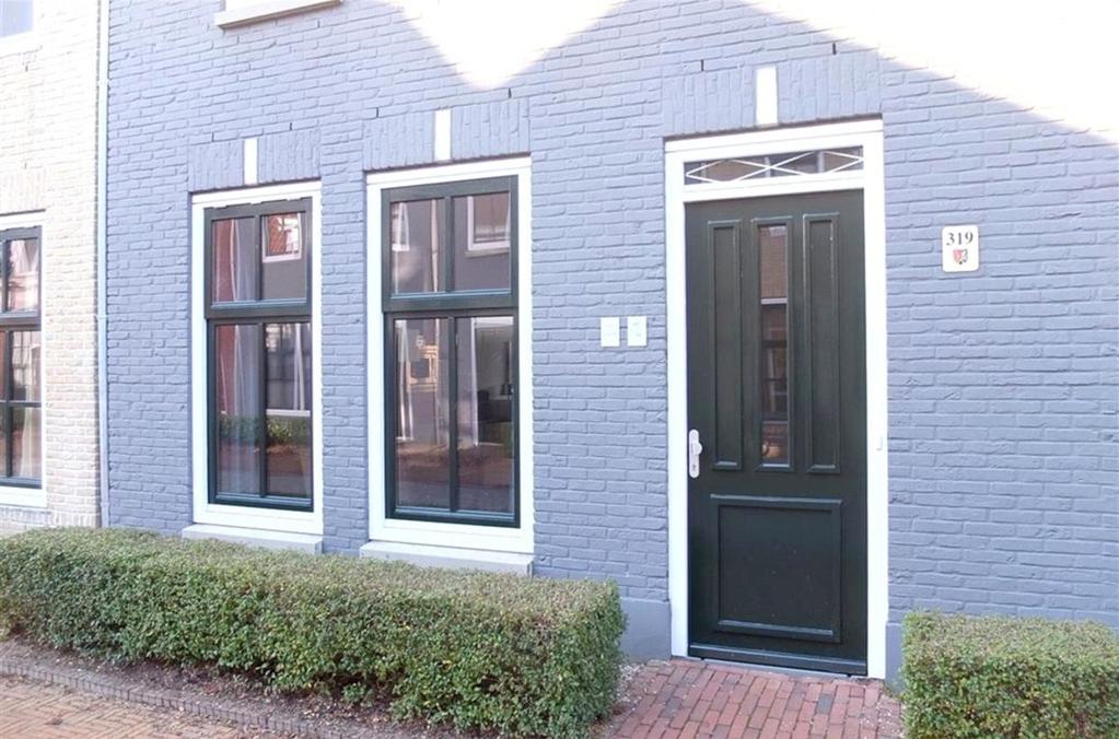 Ligging en indeling Tuin Achtertuin met terras en houten berging. Via de achtertuin kunt u naar de vijver met vissteiger, die in verbinding staat met open vaarwater. Balkon Type hier een tekst.