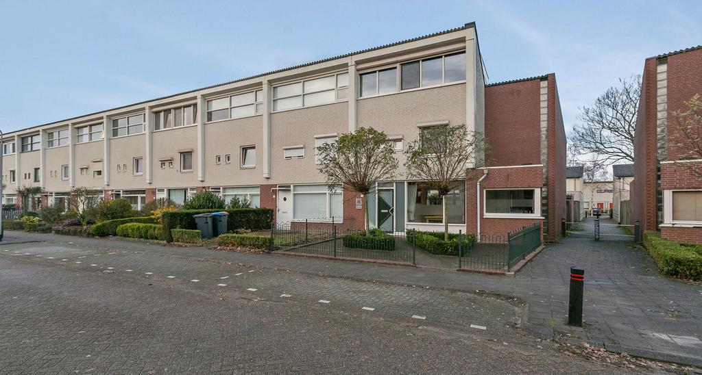 kenmerken soort woning hoekwoning woonoppervlakte 156 m² perceeloppervlakte 227 m² inhoud 494 m³ kamers 7 slaapkamers 6 bouwjaar 1995 vraagprijs 319.000 k.k. Overlangelstraat 55 5045 ST Tilburg omschrijving OVERLANGELSTRAAT 55 TILBURG Ruime hoekwoning met maar liefst 6 slaapkamers!