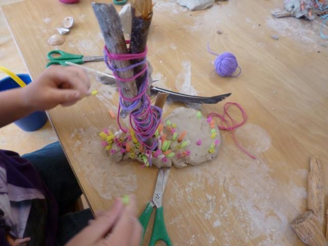 Workshop klei Experimenteren met klei en andere materialen, zoals takjes, rietjes, steentjes, wol en nog meer.