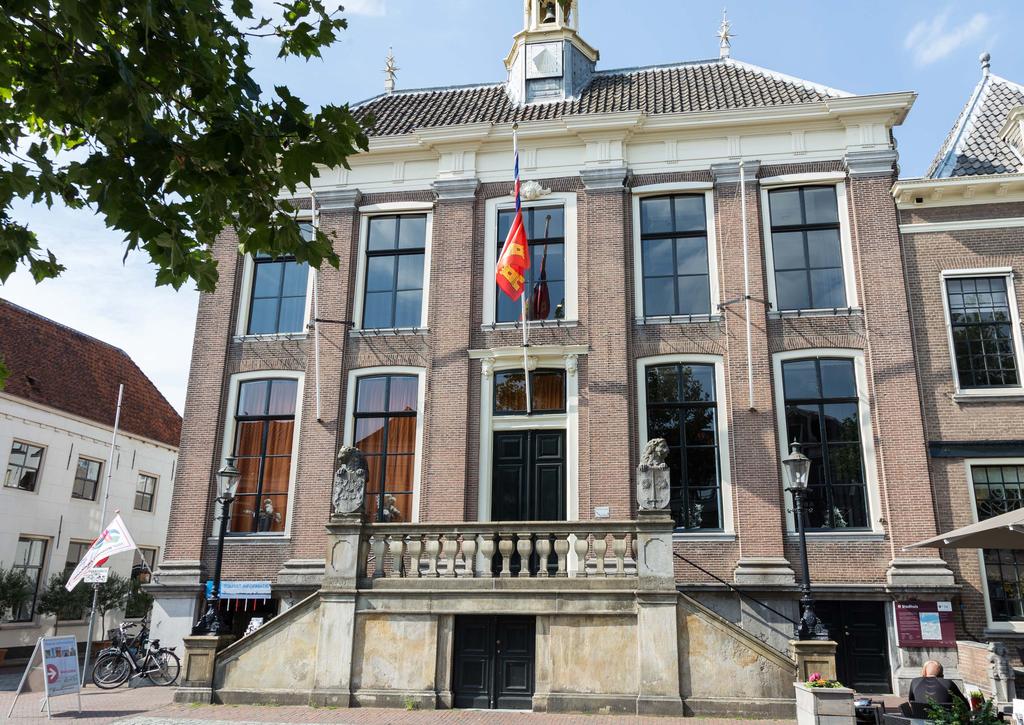 Competenties: bestuursstijl, basiscondities en vaardigheden Bestuursstijl Onze burgemeester legt verbinding tussen mensen, thema s en belangen. Zowel binnen als buiten onze gemeente.