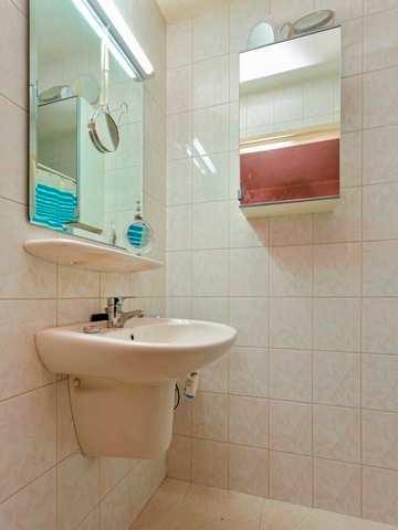 BADKAMER BADKAMER Royale modern betegelde badkamer in lichte kleurstelling. De badkamer is voorzien van een duo ligbad en douchecabine met thermostaatkranen.