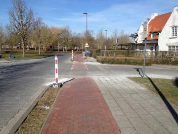 CP13 VOGELZANGDREEF NACHTEGALENLAAN Kruispunt met voorrang van rechts De lln rijden op een fietspad en behouden hierdoor voorrang op de bestuurders die van rechts komen!