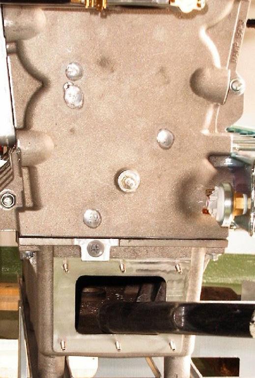 11. De warmtewisselaar reinigen 10 mm - Condensaatlekbak openen - Condensaatlekbak met een