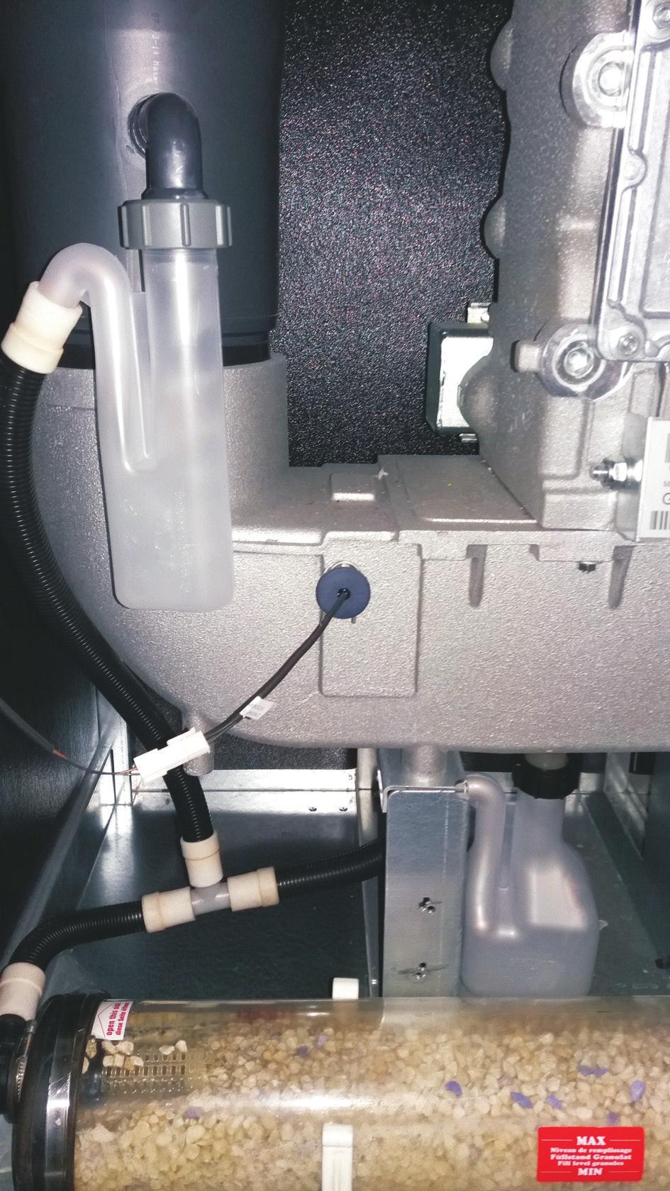 Condensaatslang van de neutralisator naar de pomp reinigen Onderhoud van de sifons - Sifon van condensaatval en van de