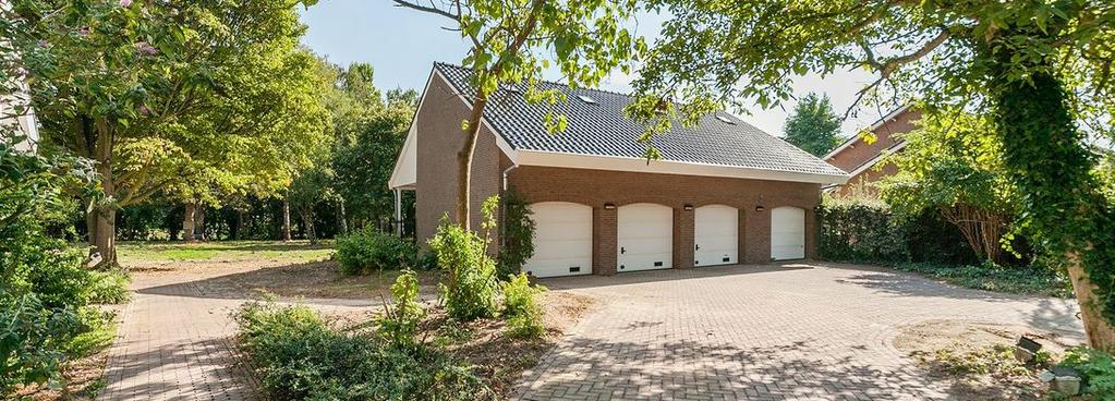 Royaal wonen Rustig gelegen vrijstaand landhuis op een perceel van 4000 m² met een parkachtige aangelegde tuin, veel verrassende elementen en een optimale lichtinval in alle woonvertrekken.