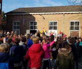 Alle kinderen startten die vrijdagochtend met een stevige warming-up onder leiding van Anne Mollerus op het schoolplein.