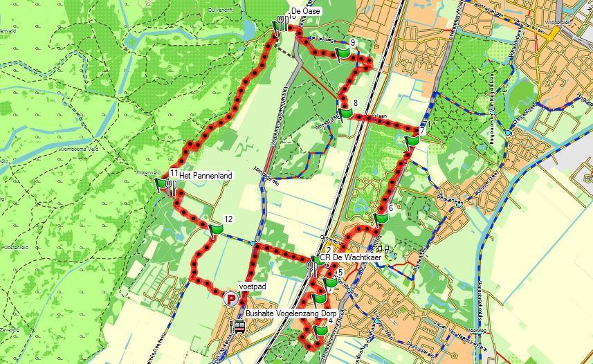 Routebeschrijving 1 Je staat met je rug naar de RK kerk en loopt het plein af rechtdoor de Kerkweg in tot de Vogelenzangseweg. Deze steek je over op het zebrapad, sla direct linksaf en volg de stoep.