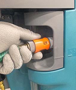 BEDIENING VOOR DE VEILIGHEID: Laat de machine niet onbeheerd achter als de schoonwatertank met de automatische vulmethode wordt gevuld. 4.