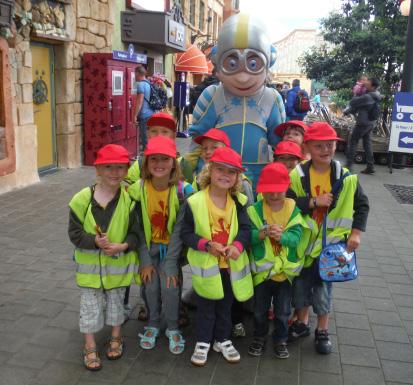 In Plopsaland help je Klaartje van op de bootjes zoeken naar haar eend. Een vakantie om over na te vertellen. UITBLINKERS: workshop kast vol poppen, Plopsaland zo. 09.04 - vr. 14.