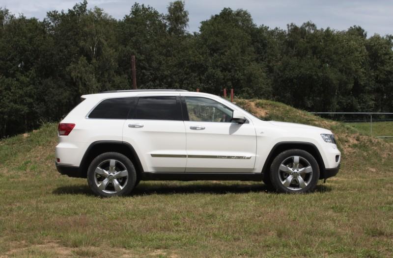 Modern maar herkenbaar Jeeps zijn al van verre herkenbaar aan het typische design: hoekige wielkasten, een hoge motorkap en de grille met zeven verticale openingen.