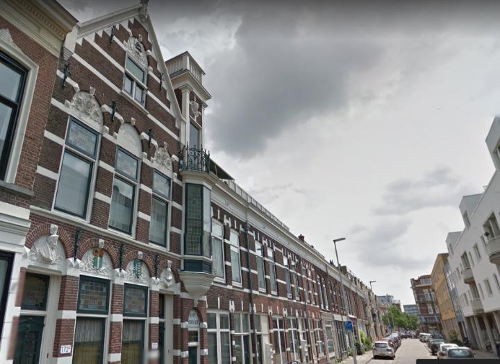 Rechtsaf over het water en vervolgens schuin rechts voor naar de Havenstraat - in de Delfhavense tijd nog Rotterdamse Dijk geheten. Hoger gelegen, de straat was tegelijkertijd een zeedijk.