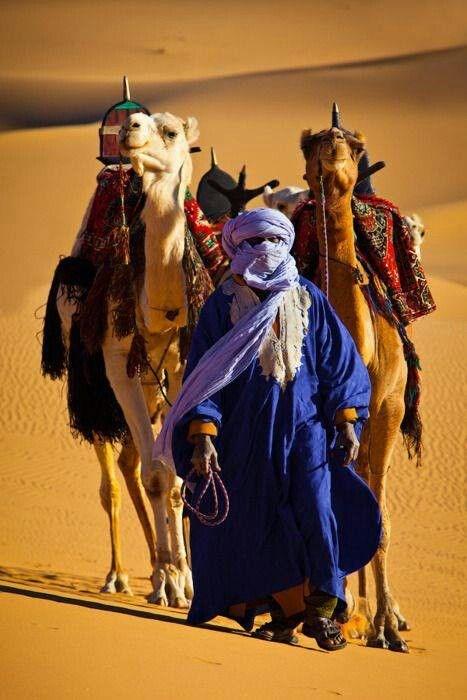 Mensen in de Sahara De woestijn is niet erg geschikt om