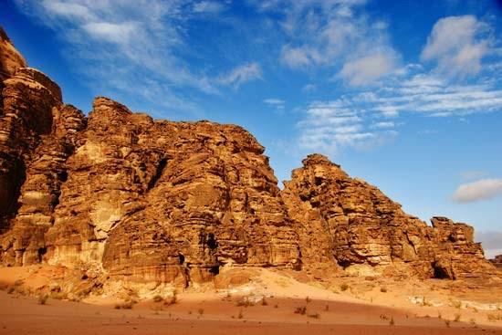 1. De rotswoestijn Deze woestijnsoort bestaat voor een groot deel uit rotsen.