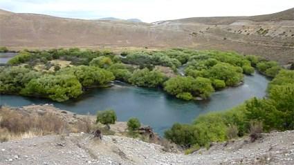 2. De oase Rivier Op sommige plaatsen in een woestijn is wel water. Zo n plek wordt een oase genoemd. Het water in een oase kan komen uit een rivier. Je noemt het een rivieroase (1).