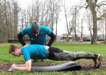 partner en duw daarna af Mijn schoudersbekken-hielen blijven op pomphouding met