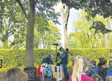 Kinderen van de scouting hebben het bevrijdingsvuur vervolgens bij het monument gebracht. Benthuizen Op 5 mei heeft een groep kinderen uit Benthuizen het bevrijdingsvuur opgehaald uit Alphen-stad.