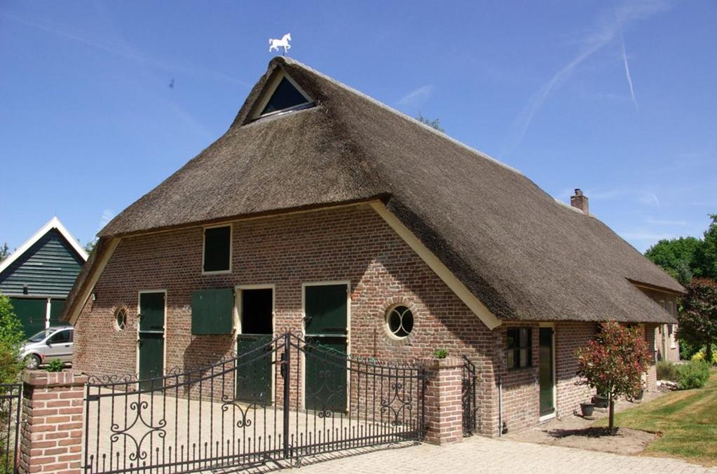 Hoofdstraat 28 9442 PC Elp Inleiding Een mooie en rustig gelegen rietgedekte woonboerderij (1896) gelegen op een kavel van ca. 8.900 m² in Elp.