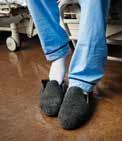 Valpreventie Patiënten lopen meer risico op vallen omdat ze bijvoorbeeld lang in bed liggen, slecht te been zijn of medicatie gebruiken. Vallen kan ernstige gevolgen hebben.