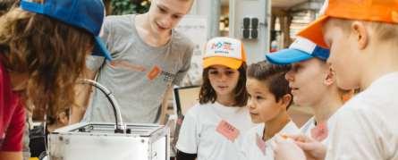 Over ons (2) Op de vele outreach evenementen die we hebben, proberen we nog meer mensen, en dan voornamelijk kinderen, aan te steken met ons enthousiasme voor technologie en innovaties.