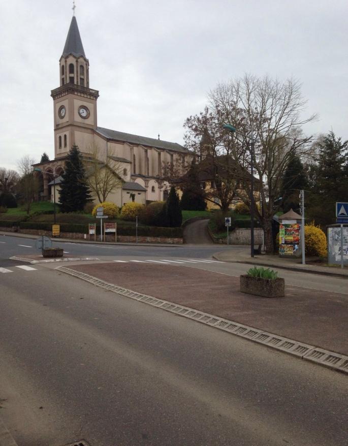 Veelal door weilanden, over heel gemene vals platte paden lopen we door het plekje Herbitzheim met deze prachtige kerk (foto rechts).
