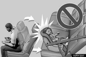 VEILIGHEIDSSYSTEMEN VOOR INZITTENDEN 209 Voor het plaatsen van een baby-- of kinderzitje op de passagiersstoel is een speciale blokkeerclip nodig.