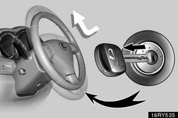 Wanneer de sleutel uit het contactslot wordt verwijderd, zal het stuurwiel naar voren en omhoog wegklappen, zodat een gemakkelijke in - en uitstap verkregen wordt.