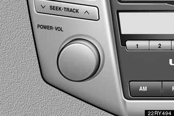 252 AUDIOSYSTEEM Gebruik van audiosysteem: bediening en kenmerken In dit deel worden een aantal basishandelingen uitgelegd die betrekking hebben op uw Lexus--audiosysteem.
