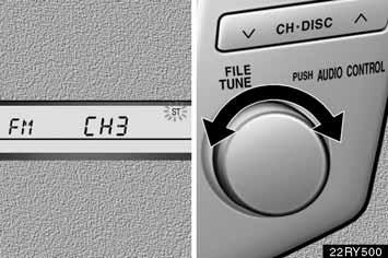 De radio zal automatisch overgaan op stereo--ontvangst als een FM--stereo-- uitzending wordt ontvangen. Tegelijkertijd verschijnt de aanduiding ST op het display.