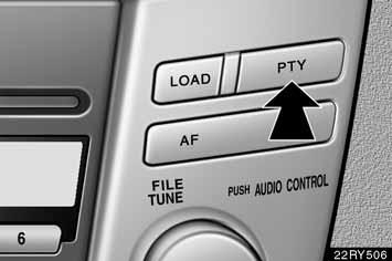 AUDIOSYSTEEM 261 Bij het luisteren naar een CD: De radio wordt in de stand TA gezet door op de toets TA te drukken. Op het scherm verschijnt de melding TA.