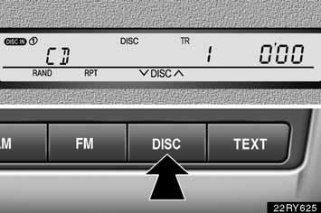 AUDIOSYSTEEM 265 (b) Afspelen van een CD (c) Kiezen van een CD Druk op de toets DISC als er reeds CD s in de wisselaar geladen zijn. Op het display verschijnt de aanduiding CD.