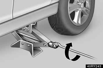 WAT TE DOEN BIJ PECH 375 5. Controleer of er zich niemand in de auto bevindt en krik dan de auto zo hoog op dat het reservewiel kan worden gemonteerd.