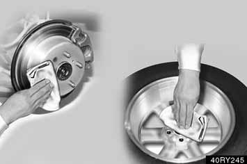 Verwijder de wielmoeren en het wiel met de lekke band. Til het wiel met de lekke band er recht af en leg het weg.