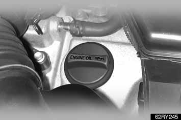 HYBRIDESYSTEEM 413 Als het oliepeil onder het onderste merkteken of er net boven ligt, moet u olie bijvullen van het type zoals hierna is vermeld, of van hetzelfde type waarmee de motor eerder werd