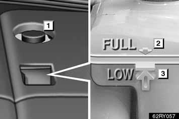 Het koelvloeistofniveau is correct als het zich tussen de streepjes FULL en LOW bevindt. Als het niveau te laag is, vul dan koelvloeistof bij.