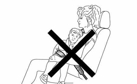 Iedere gordel dient slechts ter bescherming van een enkel persoon: gebruik de gordel niet voor een kind dat bij een volwassene op schoot zit, waarbij de gordel beiden zou moeten beschermen fig. 98.