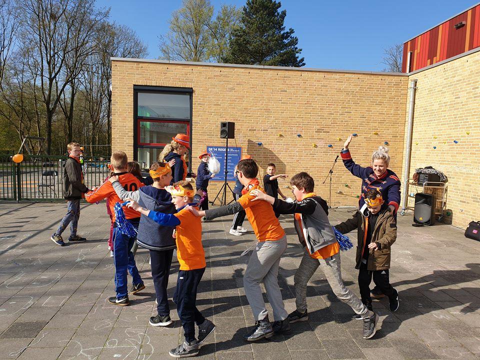 Ellin is samen met Elvera op de Piet Bakkerschool, met de SO bewegen tijdens een vette Kidsdance workshop.