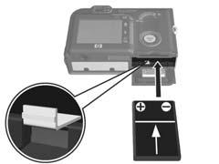1. Open het klepje van de batterij/geheugenkaartsleuf op de onderkant van de camera door het klepje naar de achterkant van de camera te schuiven. 2.