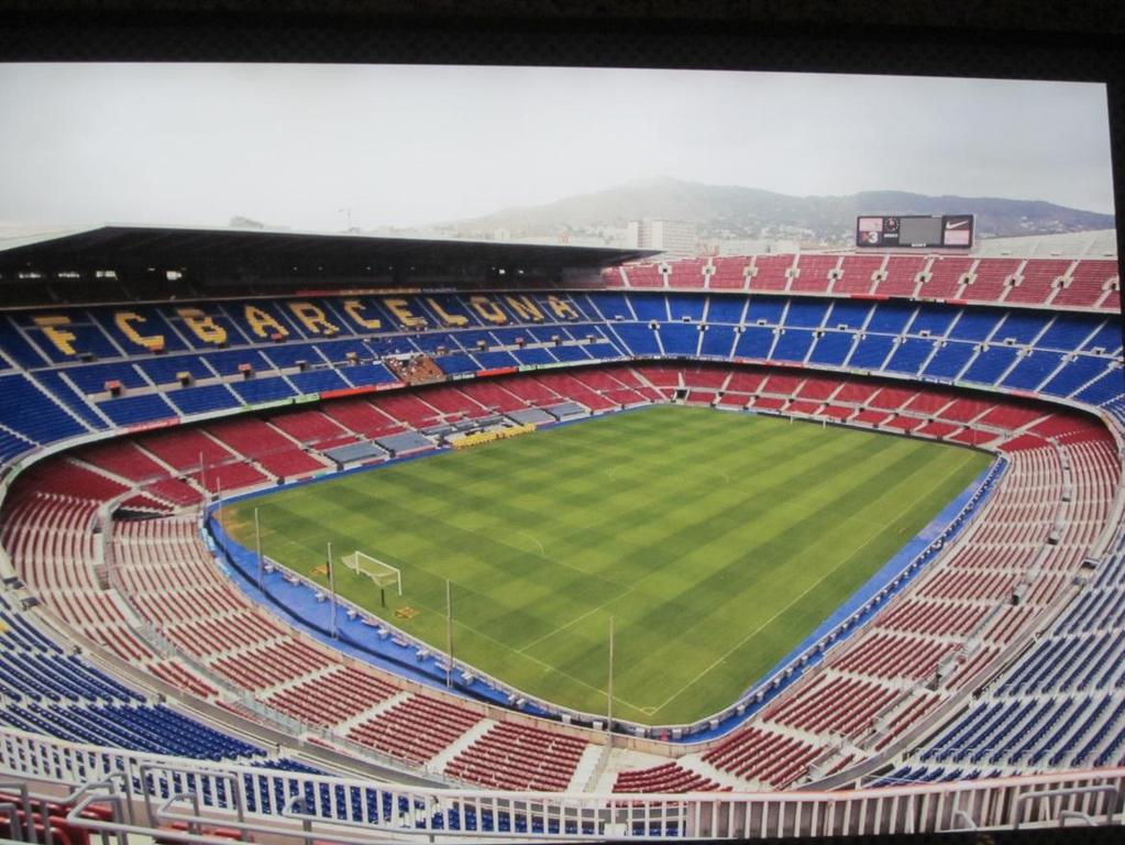 Er was daar een grote zaal vol bekers die FC Barcelona gewonnen hadden.