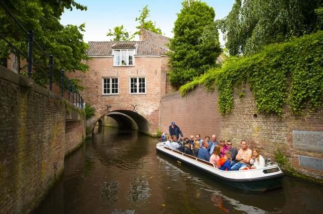 stadsrivier en geniet van de unieke stilte en prachtig doorkijkjes. In een open fluisterboot vaart u door het fijnmazige waterstelsel van de middeleeuwse vestingstad.