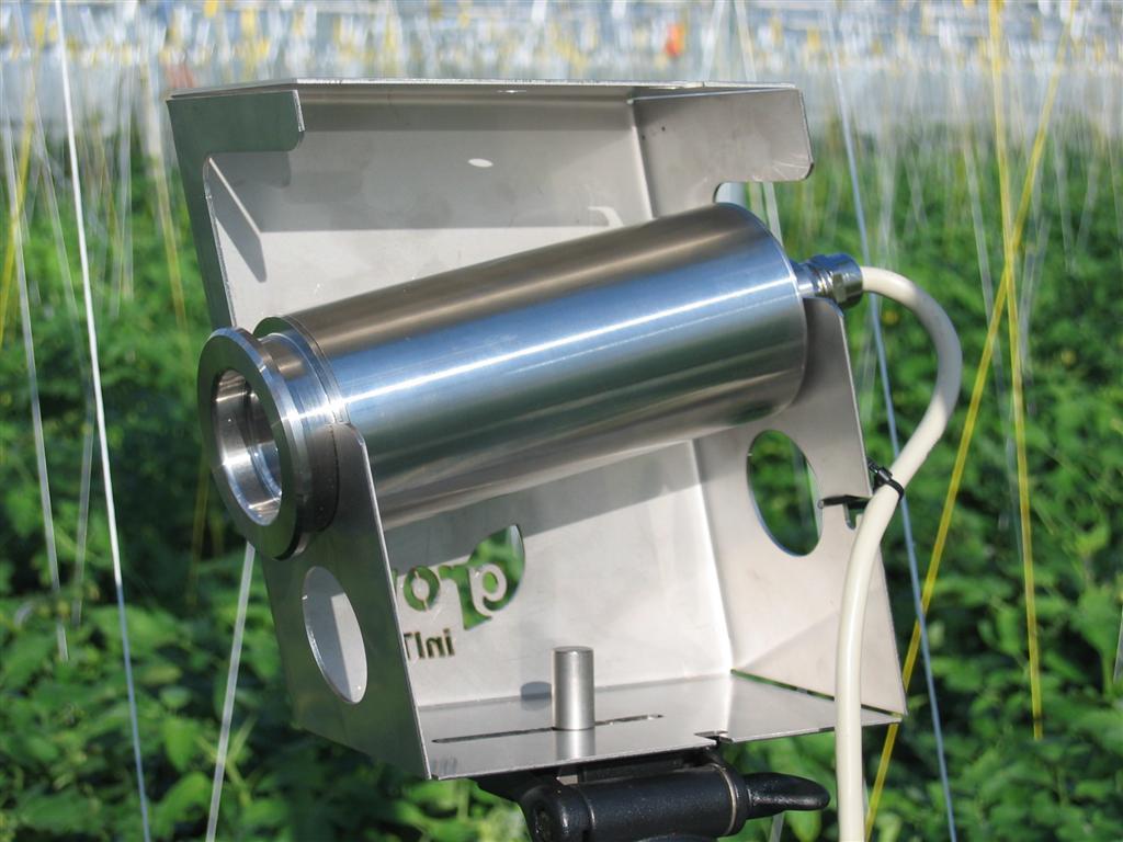 Een infraroodcamera waarmee de temperatuur van het blad van het tomatengewas wordt gemeten.